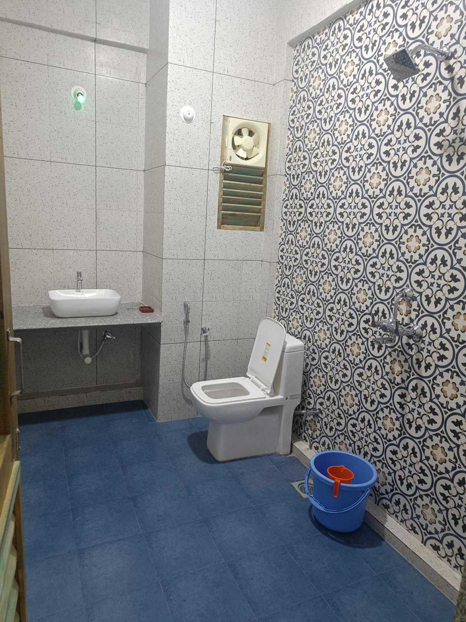 Lavish Exotic Hotel & Apartments 阿姆波尔 外观 照片
