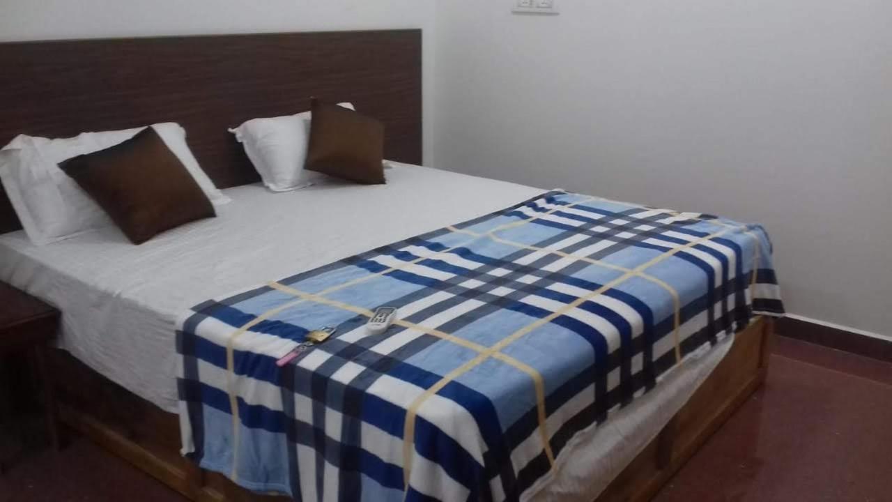 Lavish Exotic Hotel & Apartments 阿姆波尔 外观 照片